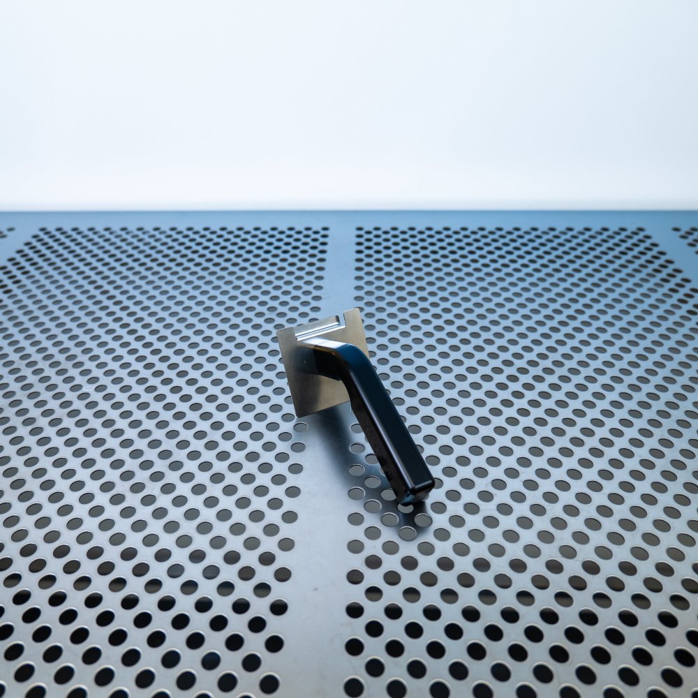 Metal cassette handle for 3 and 4 inch WHS-M2 metal cassettes used in the semiconductor industry