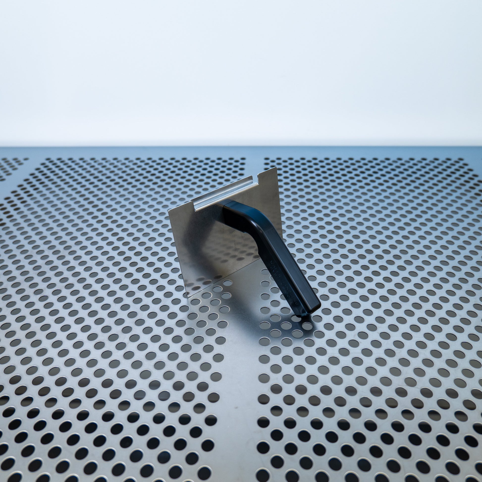 Detachable cassette handle for 6 inch WHS-M2 cassettes used in the semiconductor industry