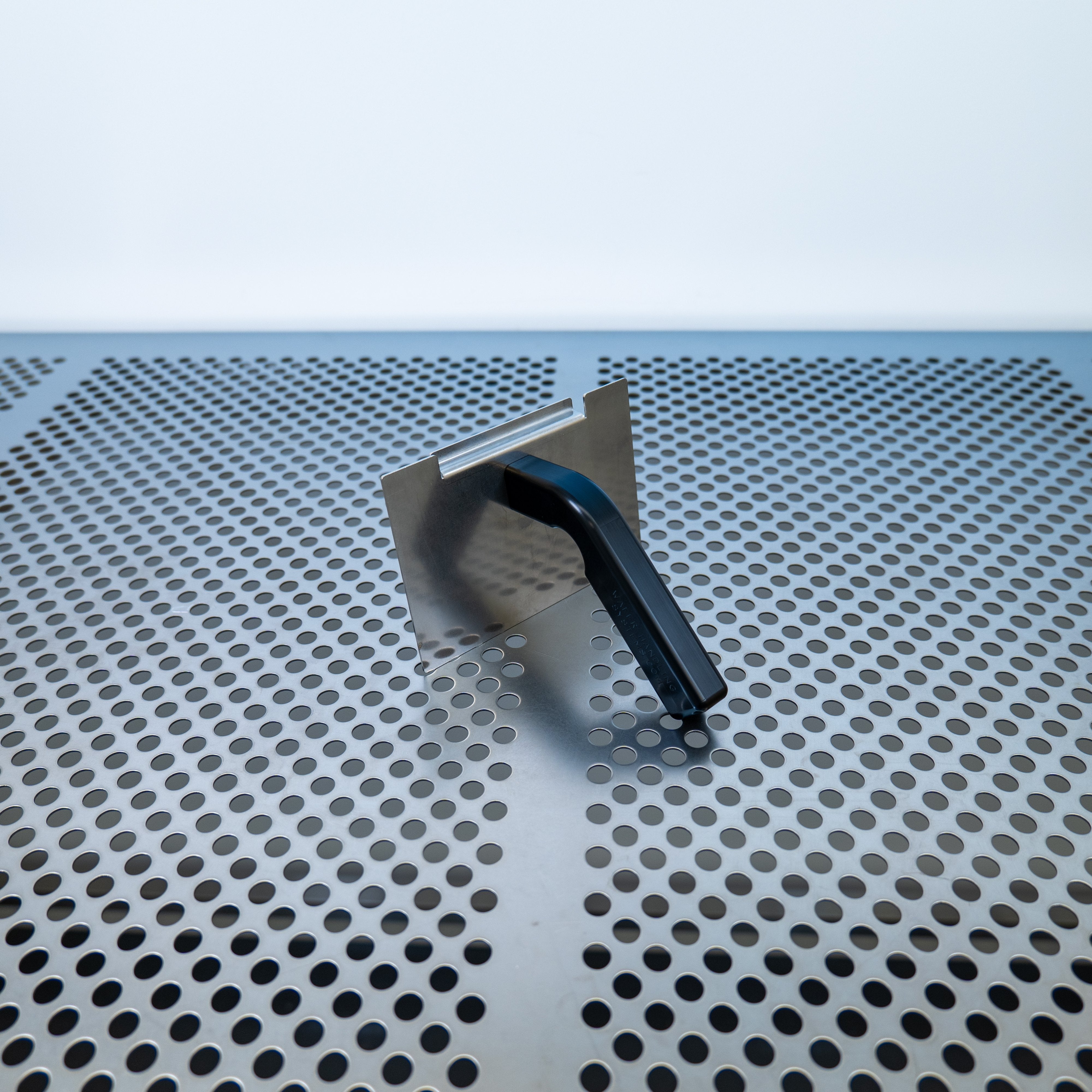 Detachable cassette handle for 6 inch WHS-M2 cassettes used in the semiconductor industry