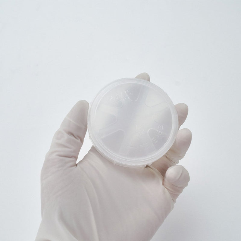 Natural polypropylene coin style single wafer shipper for 2.5 inch wafers in a cleanroom setting